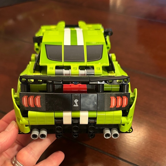 LEGO Technic Ford Mustang Shelby GT500 Set # 42138 - Picture 6 of 14